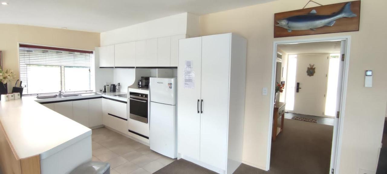 Spacious Home With Awesome Lake Views Квинстаун Экстерьер фото