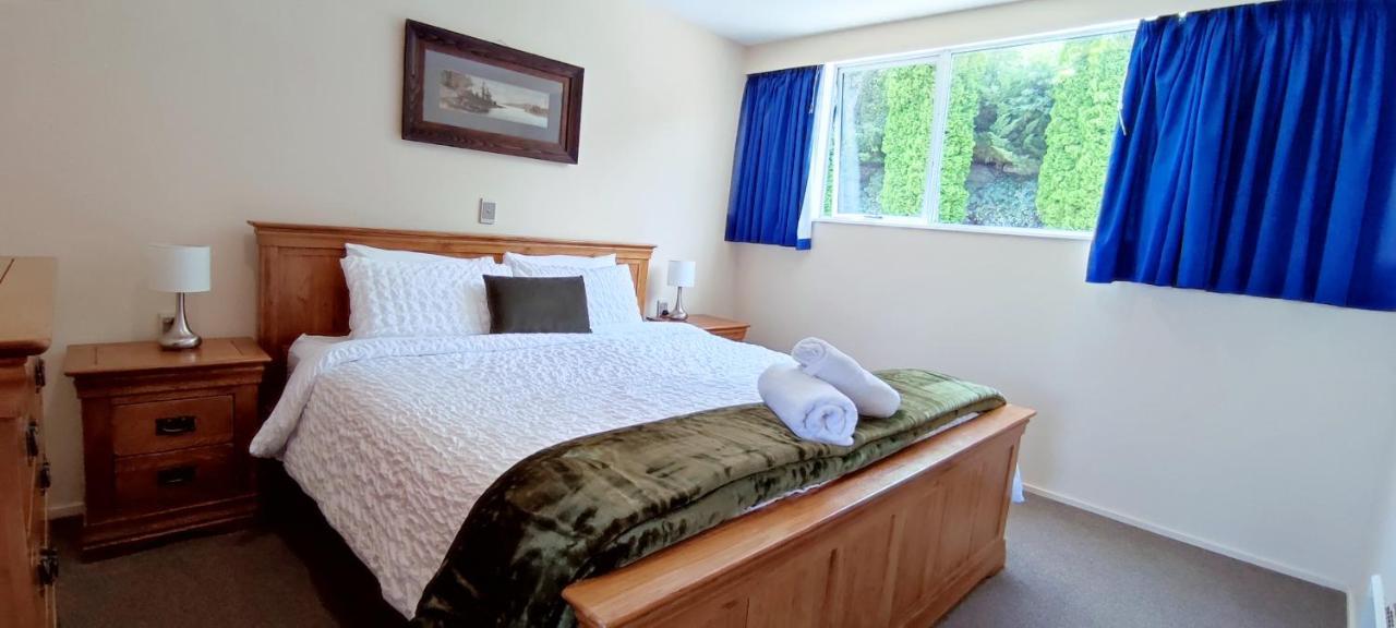 Spacious Home With Awesome Lake Views Квинстаун Экстерьер фото